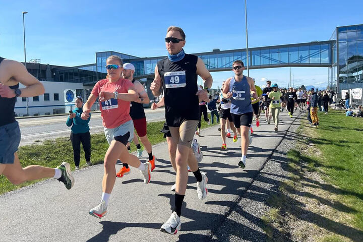 Håkon Hamre (49) og Hanne Hurlen (41) legger i vei på halvmaraton. (Foto: arrangøren)