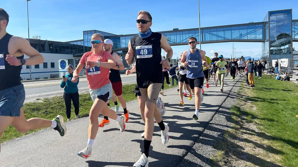 Håkon Hamre (49) og Hanne Hurlen (41) legger i vei på halvmaraton. (Foto: arrangøren)