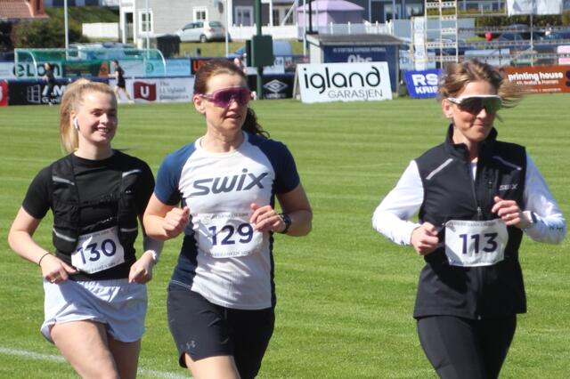 Halvmaraton er netop startet og de tre deltagere på billedet ser ud til at glæde sig