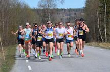 Forfølgerpuljen etter 5 km på halvmaraton i Grue i fjor. (Foto: Janne Slorafoss)