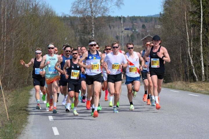 Forfølgerpuljen etter 5 km på halvmaraton i Grue i fjor. (Foto: Janne Slorafoss)