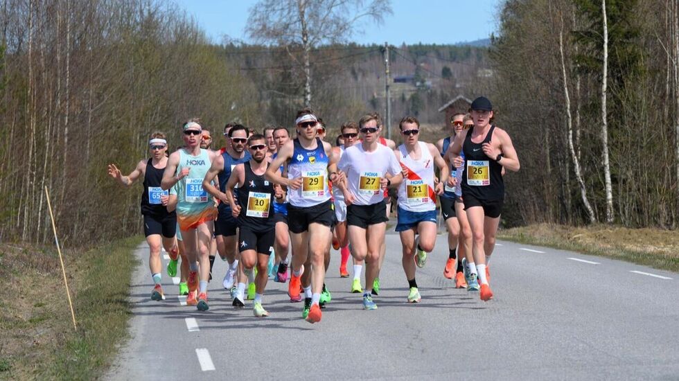 Forfølgerpuljen etter 5 km på halvmaraton i Grue i fjor. (Foto: Janne Slorafoss)