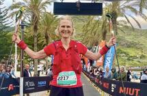 En fornøyd Mona Kjeldsberg i mål på Madeira Island Ultra Trail lørdag. (Foto: privat)