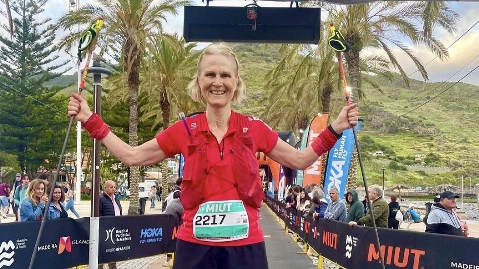 En fornøyd Mona Kjeldsberg i mål på Madeira Island Ultra Trail lørdag. (Foto: privat)