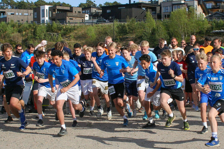 Fra starten av kort løype for Søgne Fotballklubb, 3.5 km. Det var gjort en enestående mobilisering av lokale idrettsungdommer, over 200, der særlig fotball¬guttene var en god del flere enn jentene. (Alle foto: Sverre Larsen)