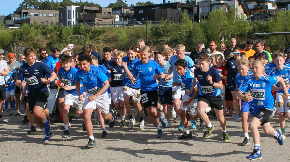 Fra starten av kort løype for Søgne Fotballklubb, 3.5 km. Det var gjort en enestående mobilisering av lokale idrettsungdommer, over 200, der særlig fotball¬guttene var en god del flere enn jentene. (Alle foto: Sverre Larsen)