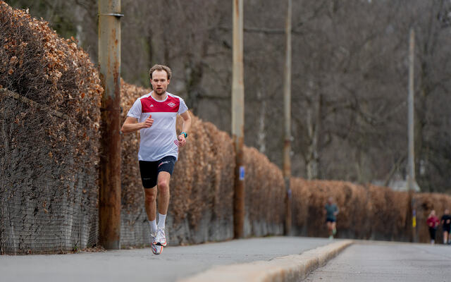 Vi ser Sjur Krystad Prestsæter i fint driv på SK Vidars fellestrening rundt Nordre Gravlund i Oslo. (Foto: Gudmund Toverud Høglund)