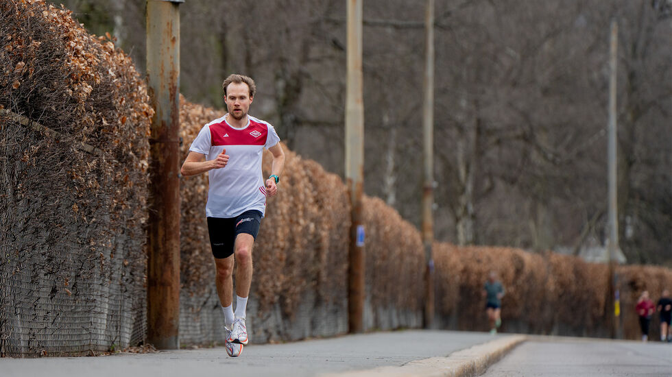 Vi ser Sjur Krystad Prestsæter i fint driv på SK Vidars fellestrening rundt Nordre Gravlund i Oslo. (Foto: Gudmund Toverud Høglund)