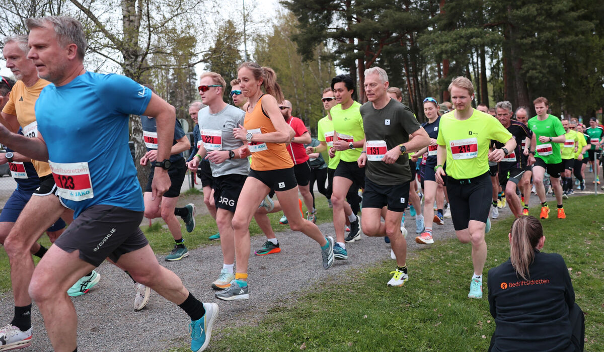 Starten går for løpet og sesongen. Romerike Løpskarusell åpnet med 5 kilometer på Lillestrøm. (Foto: Tom-Arild Hansen)