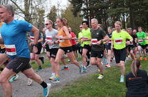 Starten går for løpet og sesongen. Romerike Løpskarusell åpnet med 5 kilometer på Lillestrøm. (Foto: Tom-Arild Hansen)