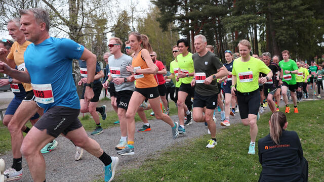 Starten går for løpet og sesongen. Romerike Løpskarusell åpnet med 5 kilometer på Lillestrøm. (Foto: Tom-Arild Hansen)