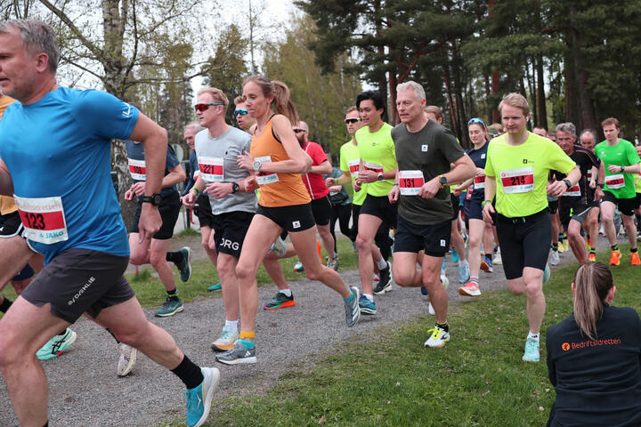 Starten går for løpet og sesongen. Romerike Løpskarusell åpnet med 5 kilometer på Lillestrøm. (Foto: Tom-Arild Hansen)