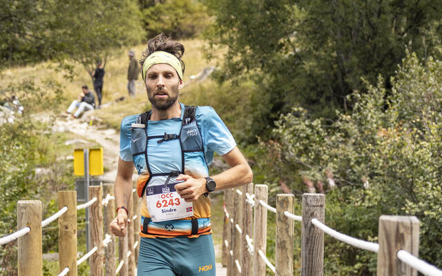 Sindre Buraas hadde en sterk karriere som baneløper med blant annet VM-finale på 5000 m. De seinere åra har han fokusert mest på lange fjell- og terrengløp, og her ser vi han under OCC på vei mot Chamonix i 2023. (Foto: Hoka)