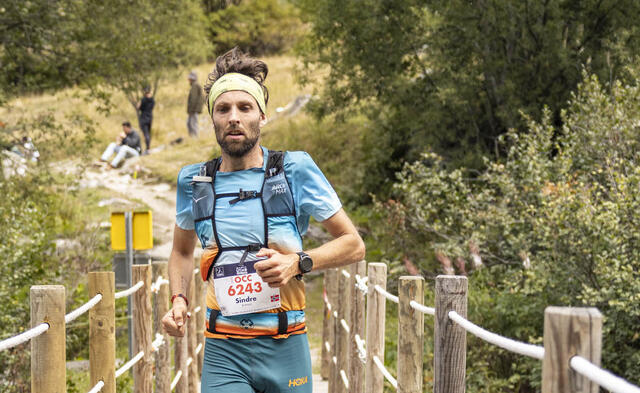 Sindre Buraas hadde en sterk karriere som baneløper med blant annet VM-finale på 5000 m. De seinere åra har han fokusert mest på lange fjell- og terrengløp, og her ser vi han under OCC på vei mot Chamonix i 2023. (Foto: Hoka)