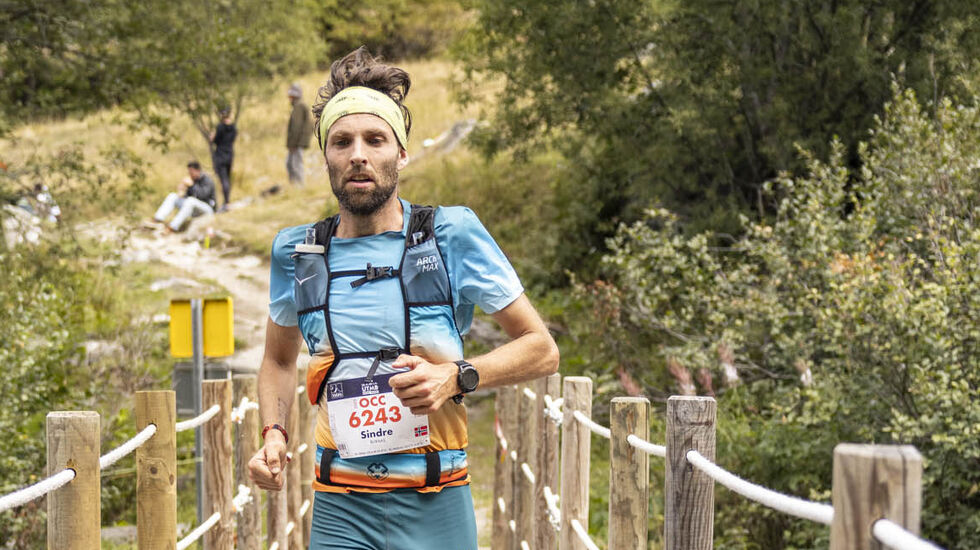 Sindre Buraas hadde en sterk karriere som baneløper med blant annet VM-finale på 5000 m. De seinere åra har han fokusert mest på lange fjell- og terrengløp, og her ser vi han under OCC på vei mot Chamonix i 2023. (Foto: Hoka)
