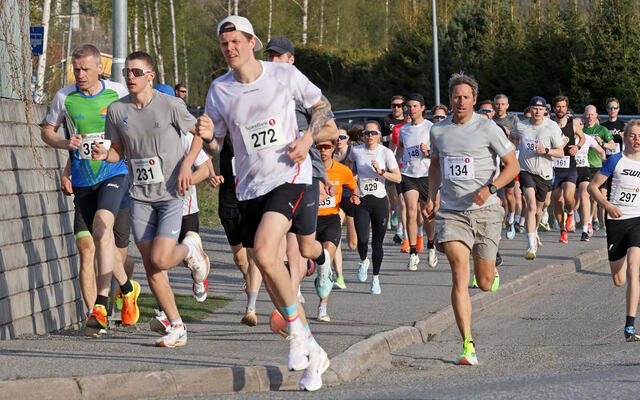 Det ble ny deltakerrekord i årets Kringsjåløp som ble arrangert for 42. gang denne uka - hele 581 deltakere fullførte løpet. Bilde fra fellesstarten onsdag kveld. Foto Jørgen Skaug.