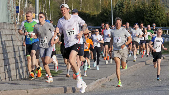 Det ble ny deltakerrekord i årets Kringsjåløp som ble arrangert for 42. gang denne uka - hele 581 deltakere fullførte løpet. Bilde fra fellesstarten onsdag kveld. Foto Jørgen Skaug.