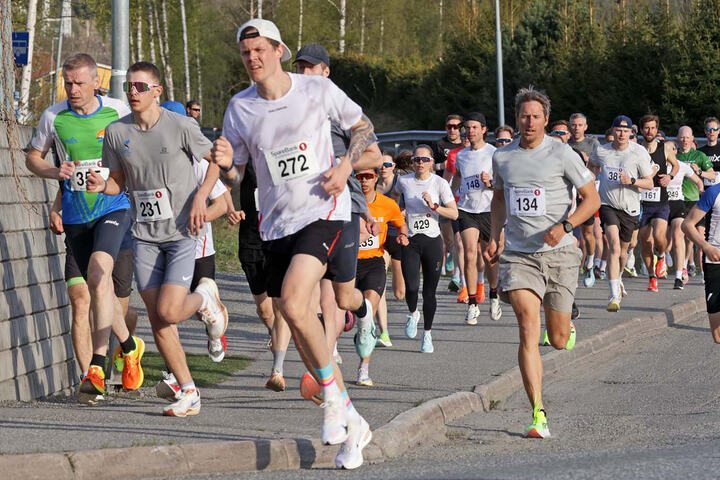 Det ble ny deltakerrekord i årets Kringsjåløp som ble arrangert for 42. gang denne uka - hele 581 deltakere fullførte løpet. Bilde fra fellesstarten onsdag kveld. Foto Jørgen Skaug.