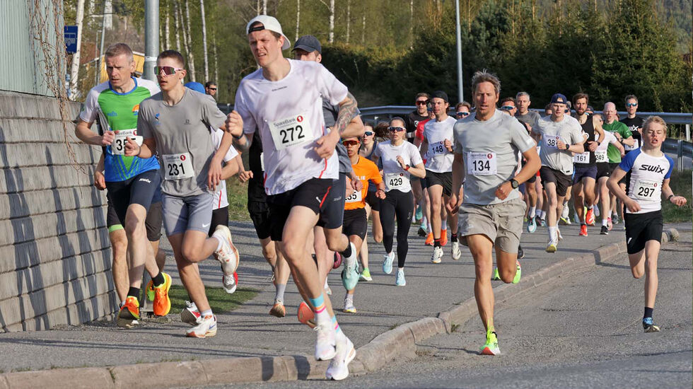 Det ble ny deltakerrekord i årets Kringsjåløp som ble arrangert for 42. gang denne uka - hele 581 deltakere fullførte løpet. Bilde fra fellesstarten onsdag kveld. Foto Jørgen Skaug.