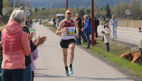 Sjur Krystad Prestsæter vant 10 km under Grue halvmaraton. (Foto: Rolf Bakken)