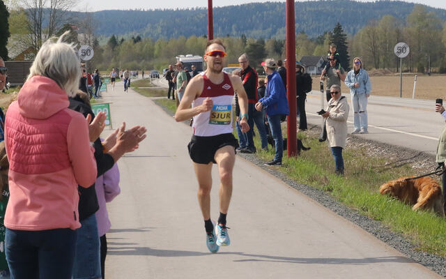 Sjur Krystad Prestsæter vant 10 km under Grue halvmaraton. (Foto: Rolf Bakken)