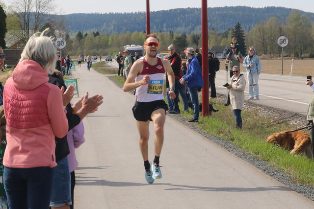 Sjur Krystad Prestsæter vant 10 km under Grue halvmaraton. (Foto: Rolf Bakken)