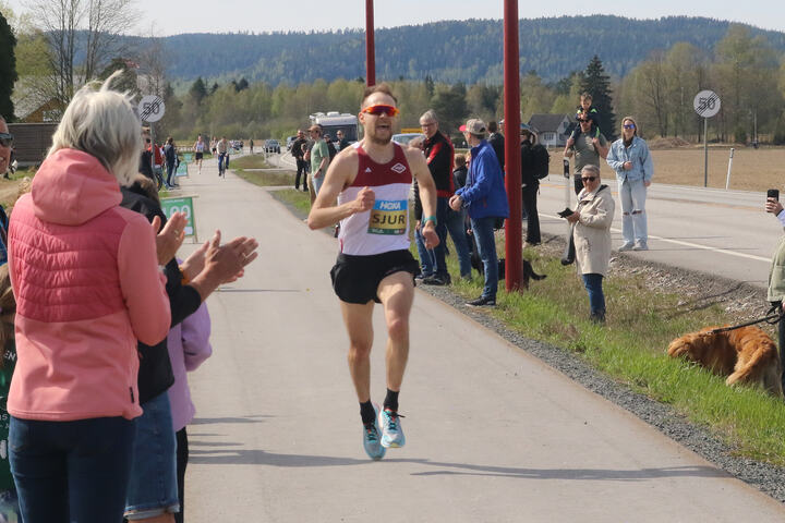 Sjur Krystad Prestsæter vant 10 km under Grue halvmaraton. (Foto: Rolf Bakken)