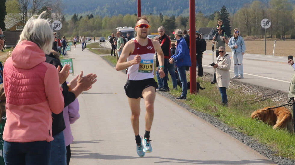 Sjur Krystad Prestsæter vant 10 km under Grue halvmaraton. (Foto: Rolf Bakken)