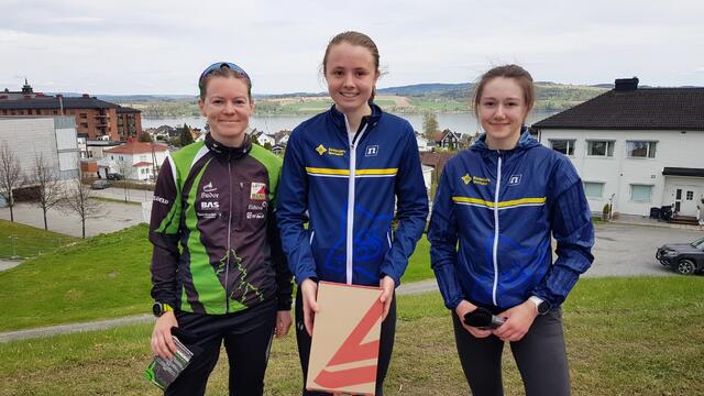 De tre beste i D17 Evine Westli Andersen nr 2, Marie Kravdal nr 1 og Agnethe Hasli nr 3.