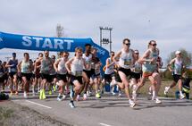 Fra starten for halvmaraton med pacerne Petter Johansen og Sigurd Ruud Skjeseth som frontkjempere i vinden med Senay Fissehatsion i mellom seg. (Foto: Samuel Hafsahl)