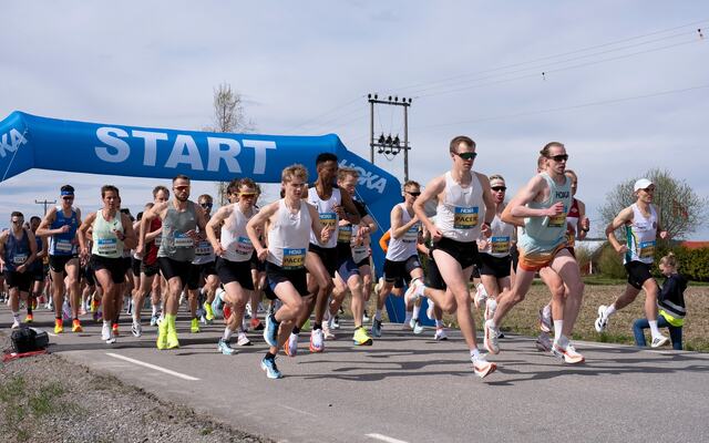Fra starten for halvmaraton med pacerne Petter Johansen og Sigurd Ruud Skjeseth som frontkjempere i vinden med Senay Fissehatsion i mellom seg. (Foto: Samuel Hafsahl)