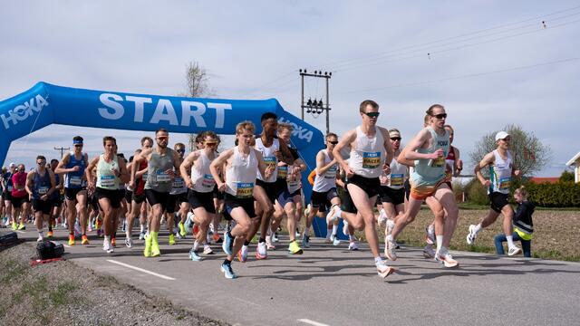Fra starten for halvmaraton med pacerne Petter Johansen og Sigurd Ruud Skjeseth som frontkjempere i vinden med Senay Fissehatsion i mellom seg. (Foto: Samuel Hafsahl)