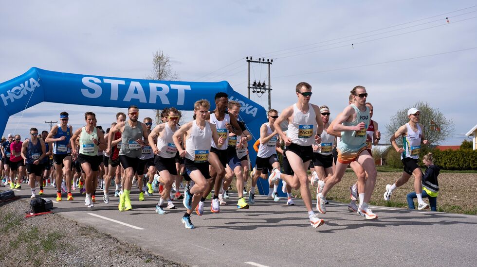 Fra starten for halvmaraton med pacerne Petter Johansen og Sigurd Ruud Skjeseth som frontkjempere i vinden med Senay Fissehatsion i mellom seg. (Foto: Samuel Hafsahl)