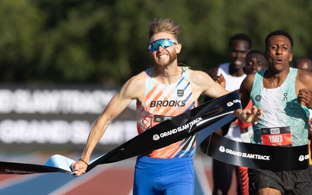 Josh Kerr sikrer seieren foran Yared Nuguse, og er tilbake på topp. (Foto: Grand Slam Track)
