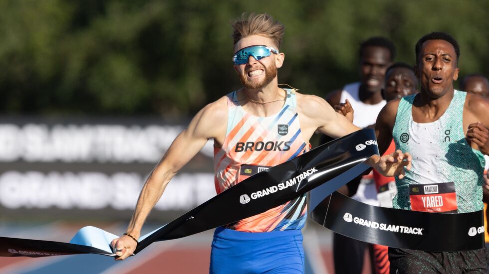 Josh Kerr sikrer seieren foran Yared Nuguse, og er tilbake på topp. (Foto: Grand Slam Track)