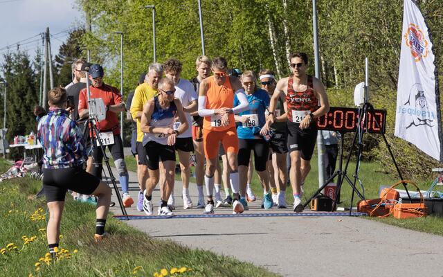 På slaget 10:00 gikk starten for maraton og 50 km. (Foto: Bjørn Hytjanstorp)