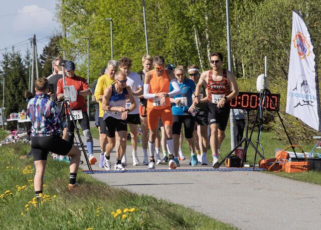 På slaget 10:00 gikk starten for maraton og 50 km. (Foto: Bjørn Hytjanstorp)