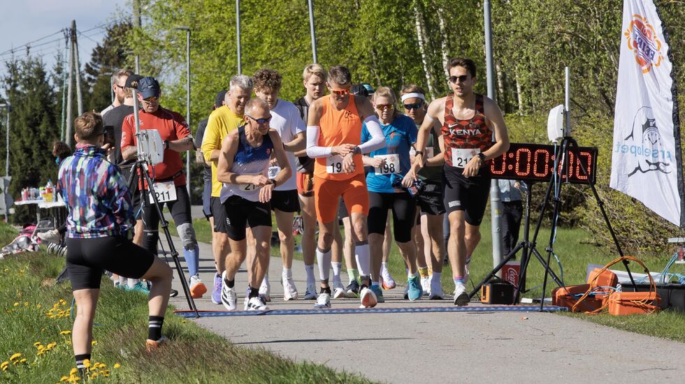 På slaget 10:00 gikk starten for maraton og 50 km. (Foto: Bjørn Hytjanstorp)