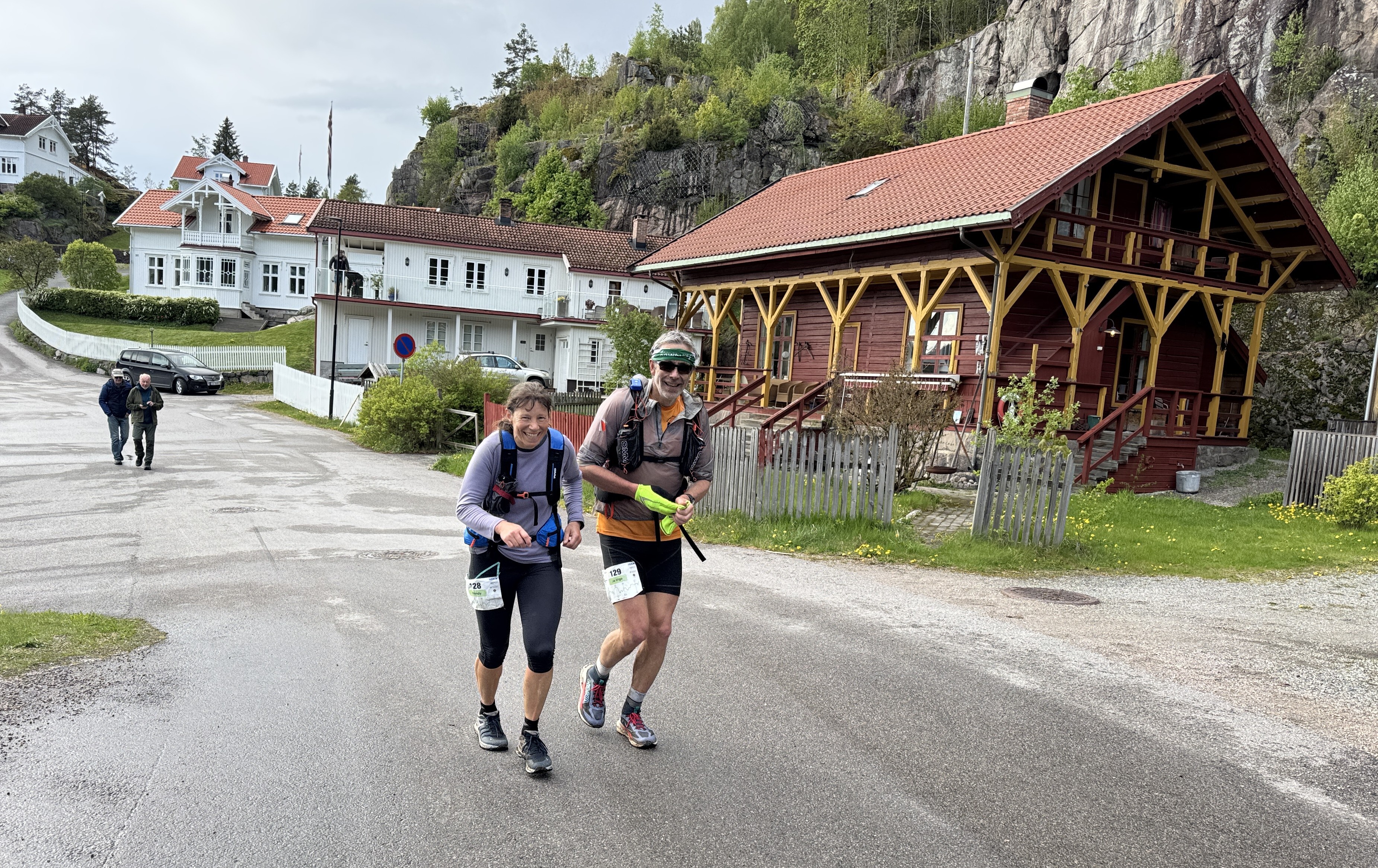 Wendy og Jo Inge Fjellstad ved Slusemesterens veranda ved  Løveid Sluser -.JPG