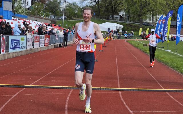 Magnus Erstad vinner 10 km to sekunder foran Hamse Looyar. (Foto: Bjørn Johannessen)