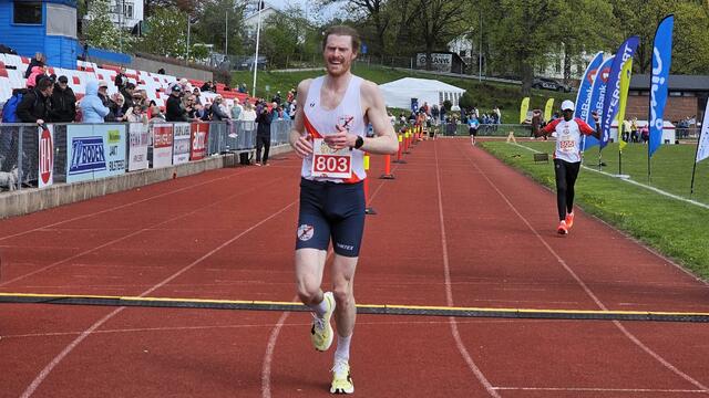 Magnus Erstad vinner 10 km to sekunder foran Hamse Looyar. (Foto: Bjørn Johannessen)