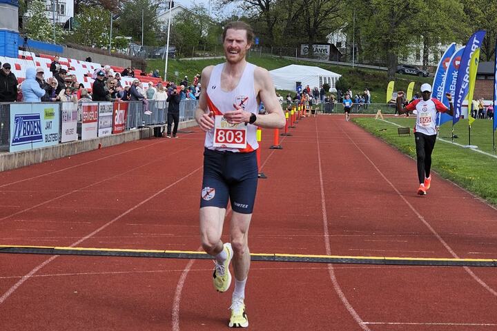 Magnus Erstad vinner 10 km to sekunder foran Hamse Looyar. (Foto: Bjørn Johannessen)