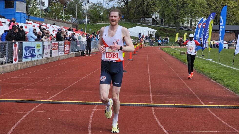 Magnus Erstad vinner 10 km to sekunder foran Hamse Looyar. (Foto: Bjørn Johannessen)