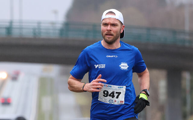 Artikkelforfatter Tor-Aanen Kallekleiv har hatt en sterk vintersesong, og her ser vi han løpe inn til seier på 10 km i Vinterkarusellen i Bergen. (Foto: Arne Dag Myking)