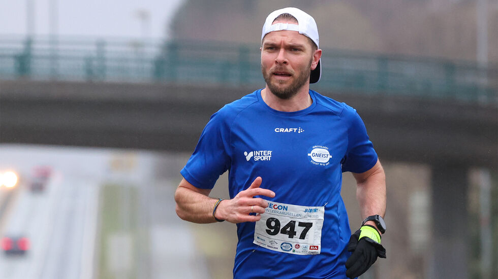 Artikkelforfatter Tor-Aanen Kallekleiv har hatt en sterk vintersesong, og her ser vi han løpe inn til seier på 10 km i Vinterkarusellen i Bergen. (Foto: Arne Dag Myking)