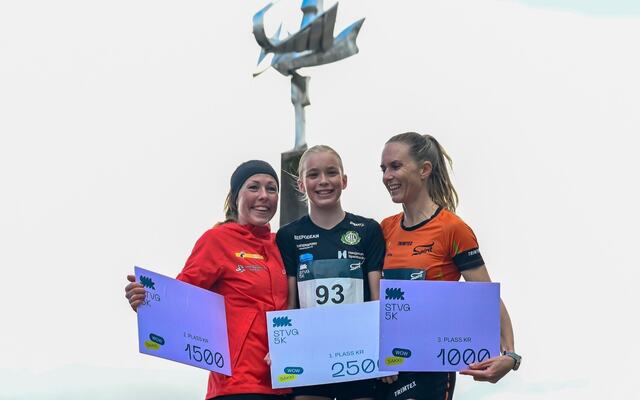 Othelie Stave-Wigene raget høyest på torvet i Stavanger sammen med Eli Anne Dvergsdal (til venstre) og Mia Austevik Bø. (Foto: Trine Nessler Wichmann)