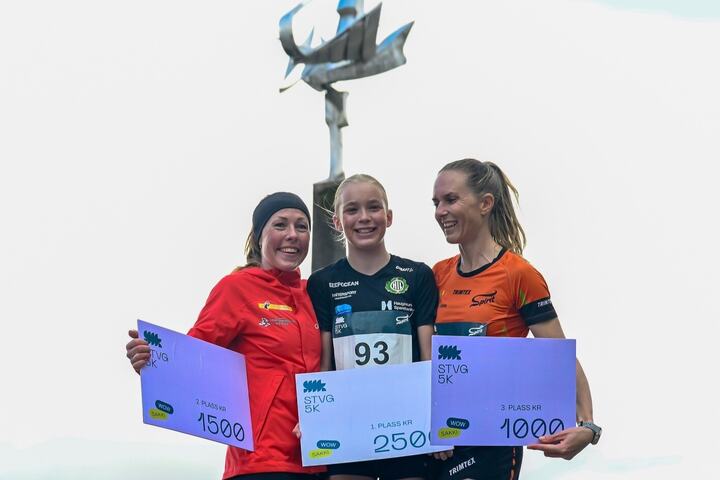 Othelie Stave-Wigene raget høyest på torvet i Stavanger sammen med Eli Anne Dvergsdal (til venstre) og Mia Austevik Bø. (Foto: Trine Nessler Wichmann)