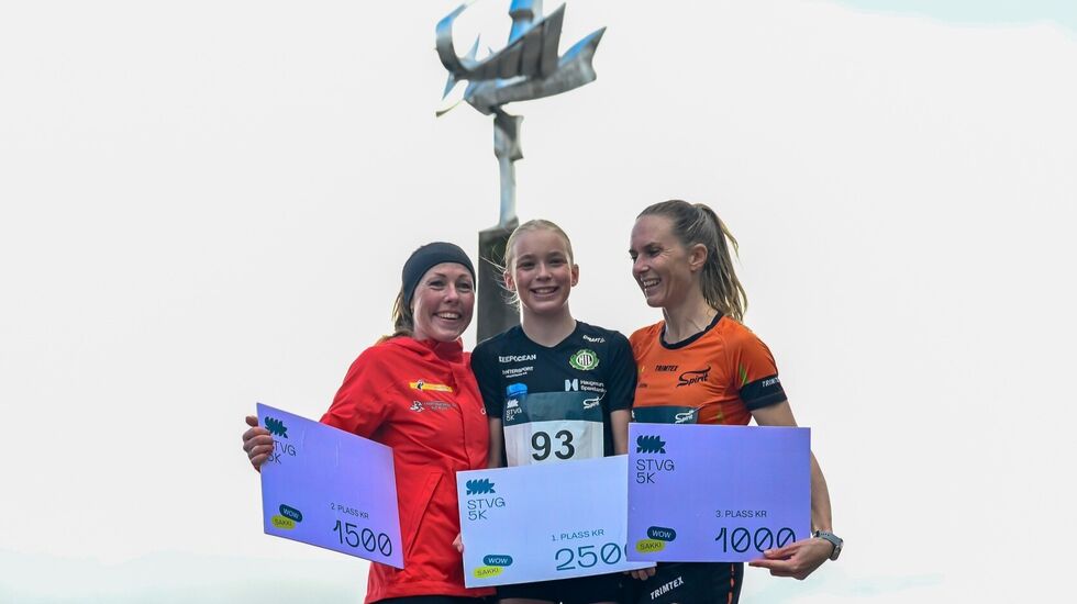 Othelie Stave-Wigene raget høyest på torvet i Stavanger sammen med Eli Anne Dvergsdal (til venstre) og Mia Austevik Bø. (Foto: Trine Nessler Wichmann)