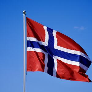 Norsk flagg og blå himmel