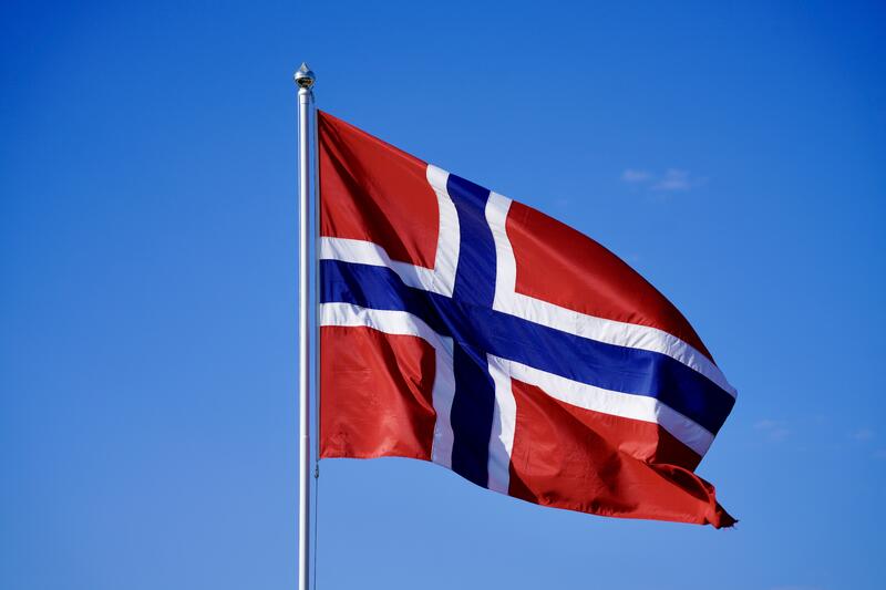 Norsk flagg og blå himmel